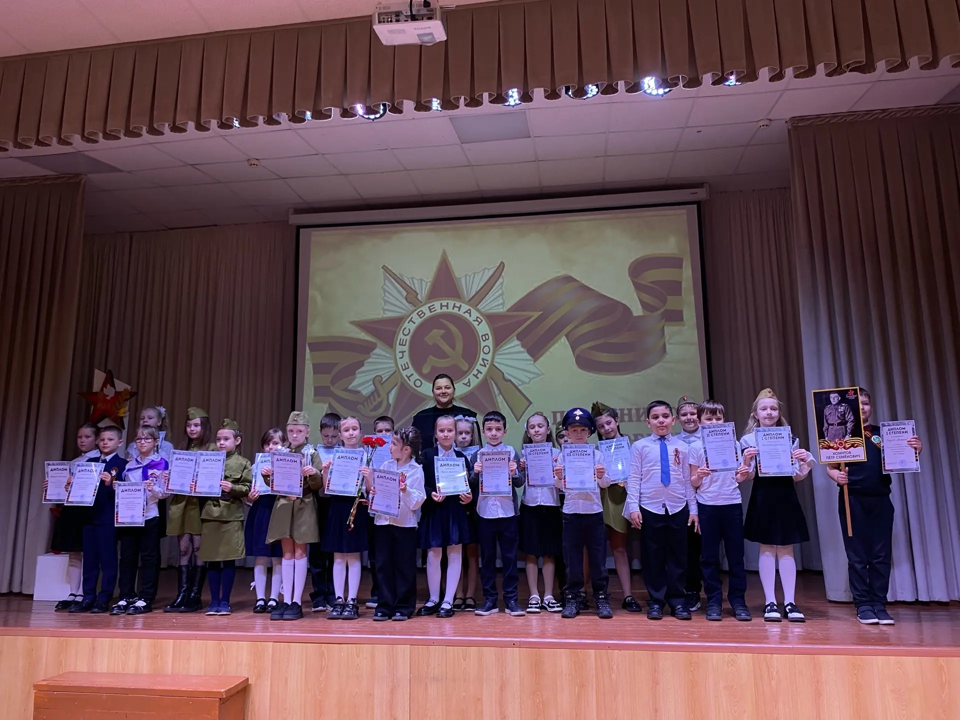 🔥💐 4 мая в рамках акции «Пять дней до Победы» в нашей школе прошёл традиционный конкурс чтецов «Мы о