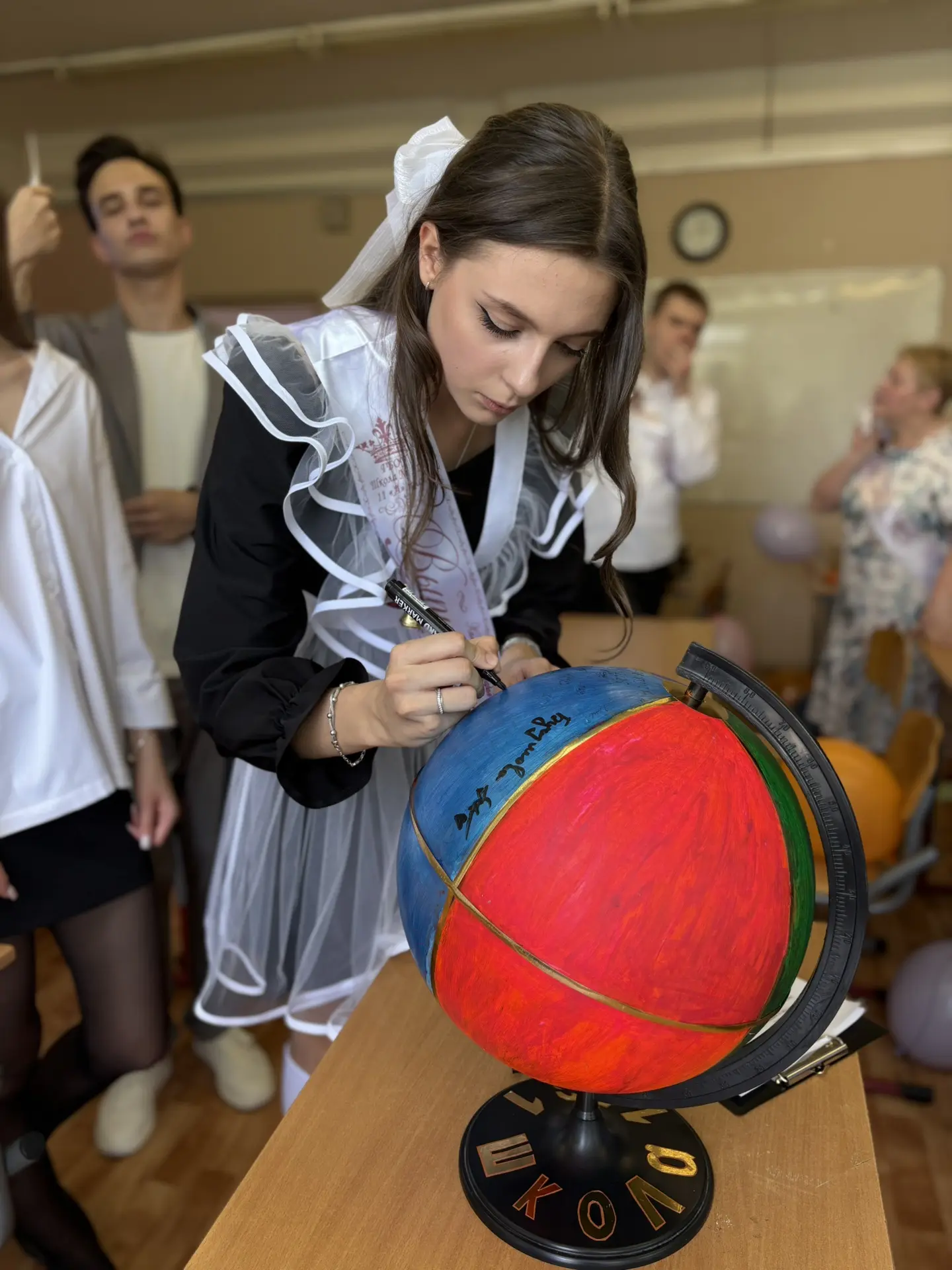 🌟Глобус школьной памяти! 🌟  🥰В корпусе «Бунин» есть особенная, тёплая традиция, которая связывает пр