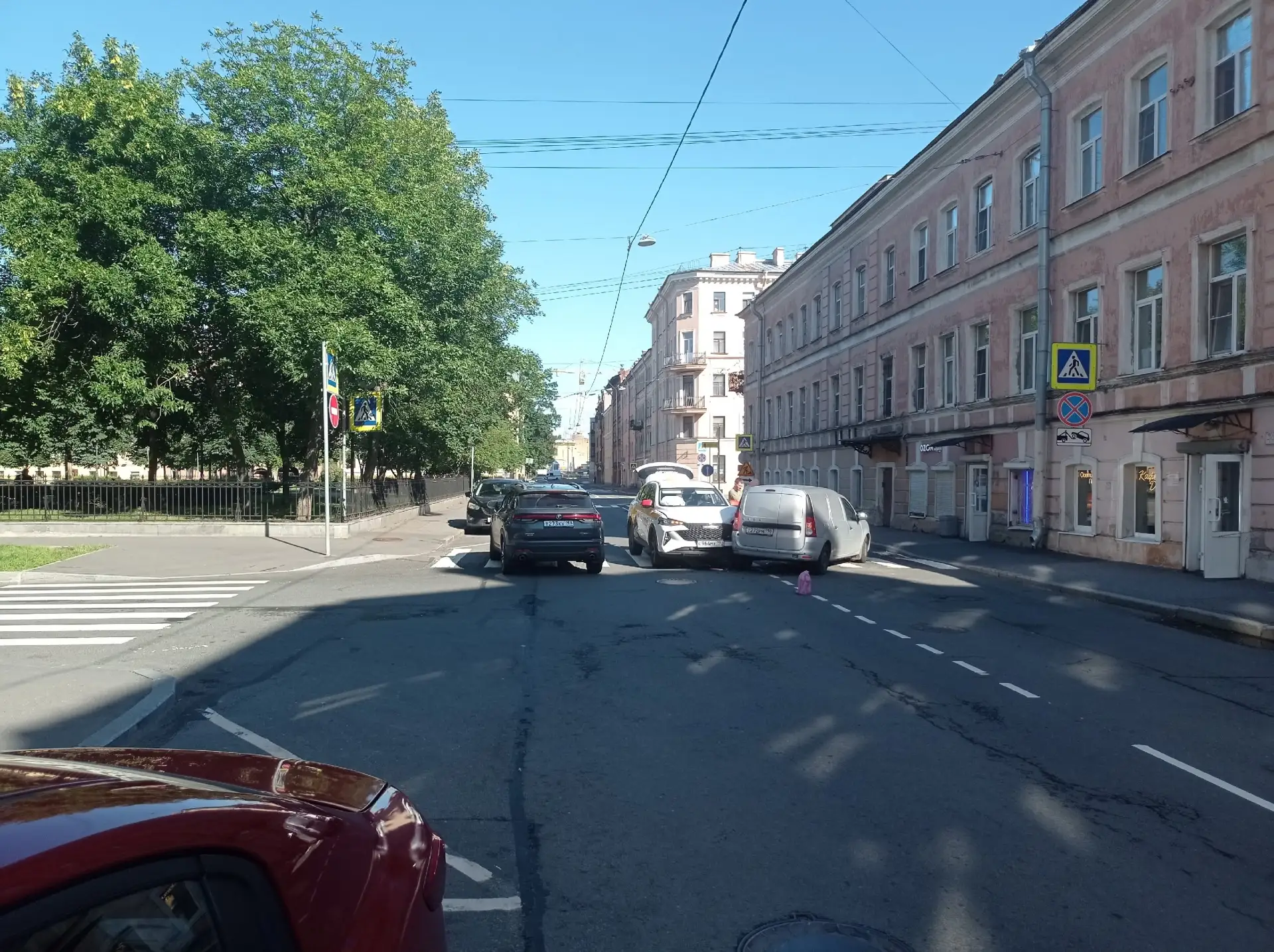 На перекрёстке Дровяного переулка и Псковской улицы таксист забыл видимо ПДД и правило ...