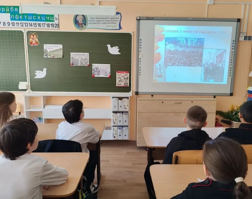 С целью сохранения исторической памяти в 3 "Б" классе прошёл классный час на тему "Без срока давност