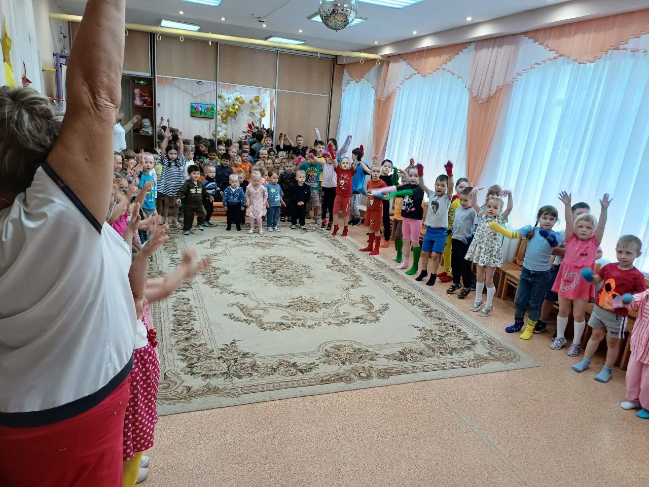 ☀️🎈🎉В День защиты детей начинается лето.
Пусть теплом и добром будет детство согрето.
Будет много 