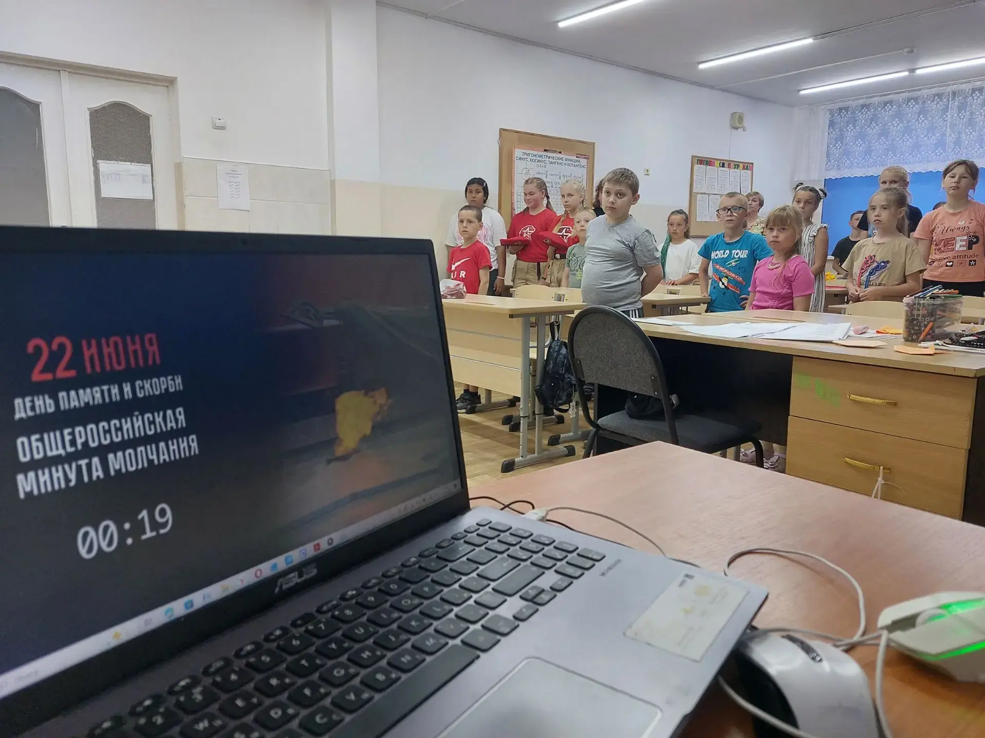 День памяти и скорби: линейка в лагере «Росинки» 🕯️🇷🇺🤍