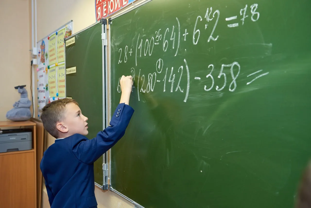 В российских школах предложили урезать математику, физику и химию сразу на 20–30% –  гл...