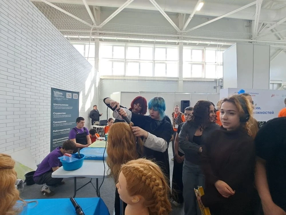 ✨ Наш 10 А класс на Всероссийской ярмарке трудоустройства! ✨  Вчера вместе с классным руководителем 