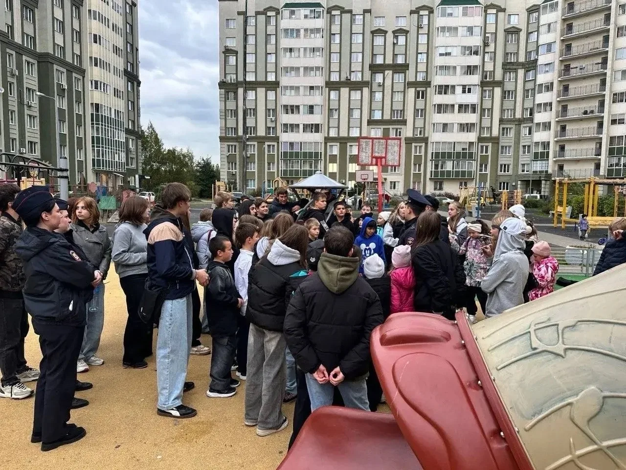 👮‍♂️ В мкр. Южный полицейские устроили рейд на детской площадке