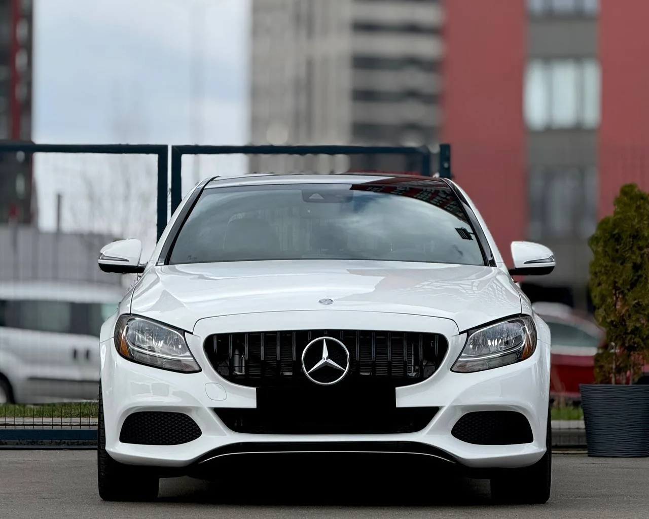 Mercedes-Benz C-Class 2016 
W205 
 
Пробег: 160 000 км 
Двигатель: бензин 2 л 
Тип кузова: Седан 
Цв
