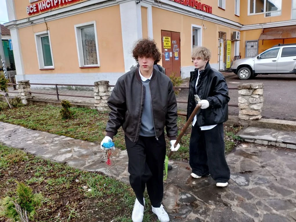 🕊️ Честь и память: как 10-классники наводили порядок в Сквере памяти воинам-интернационалистам  Пока