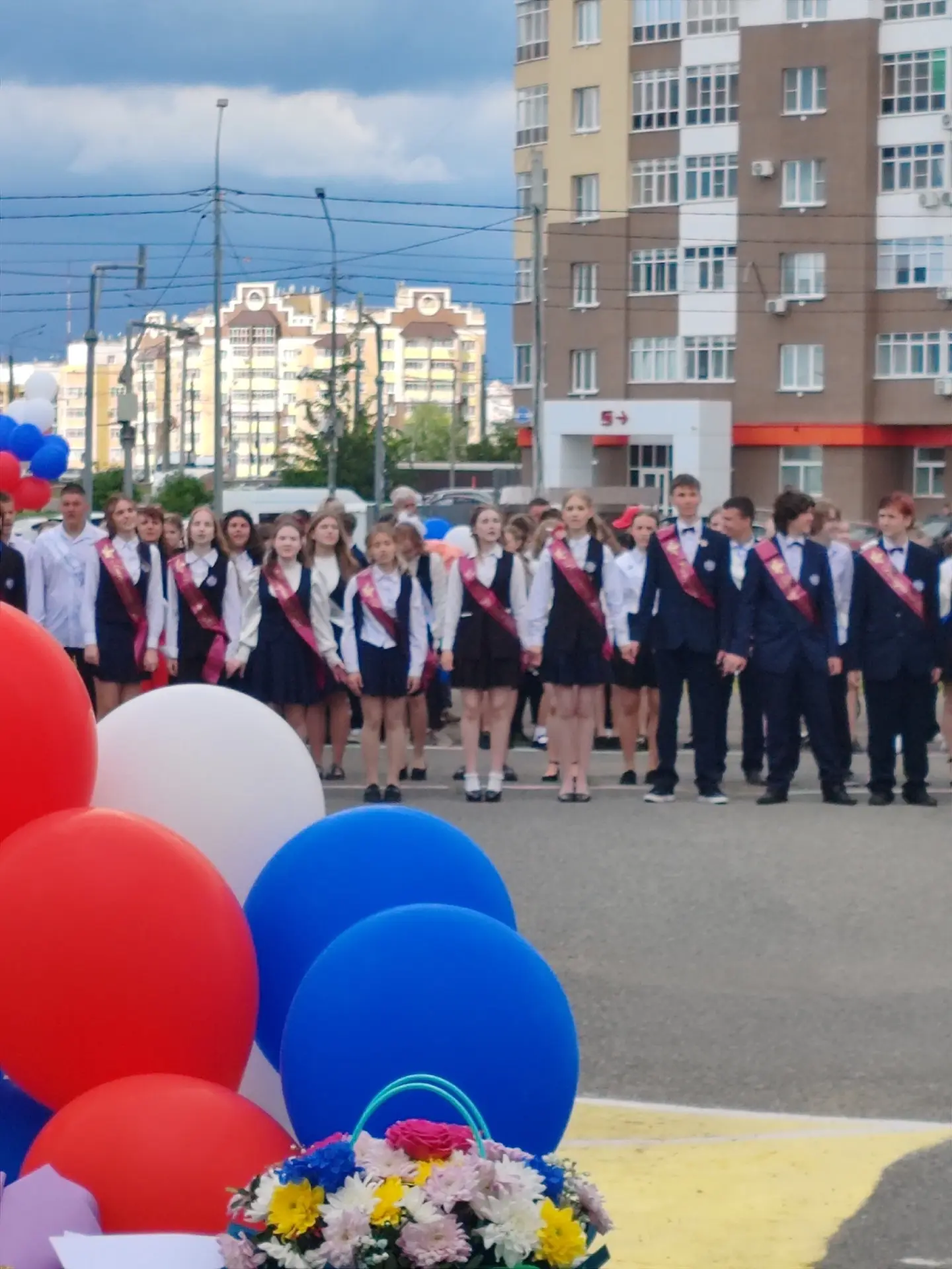🇷🇺 Сегодня в нашей школе прошла торжественная линейка, посвященная последнему звонку.

Позади — го