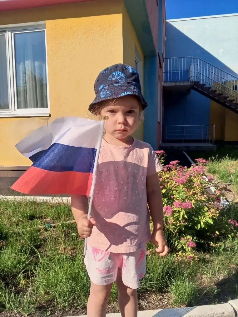 Воспитанница группы "Жемчужинки", Кулагина Стефания, принимает участие в акции "Флаги России".
#Флаг