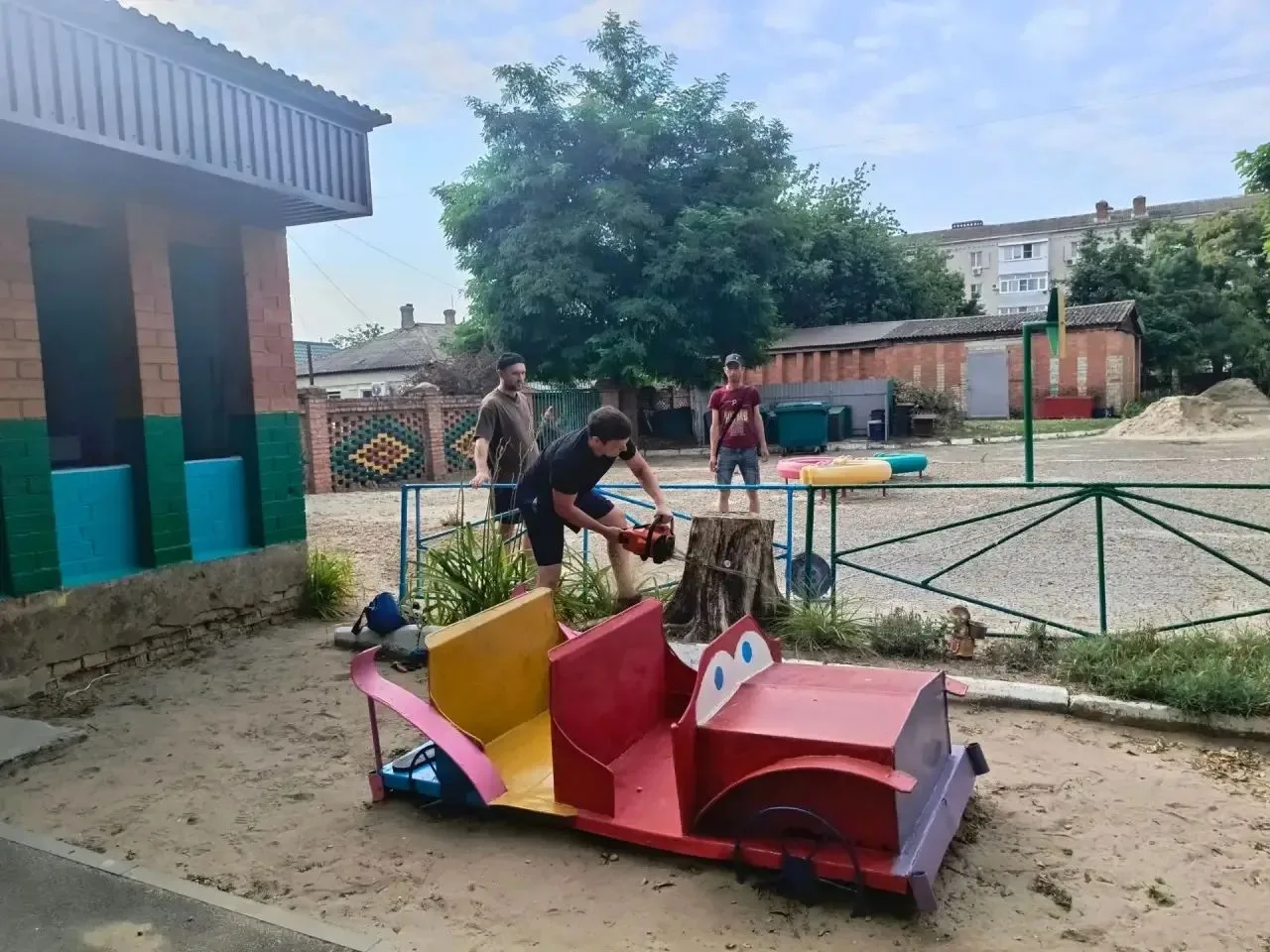 УТРО НАЧИНАЕТСЯ С ХОРОШИХ НОВОСТЕЙ🌞
Родители вместе с воспитателем второй младшей группы
"Малыш" МА