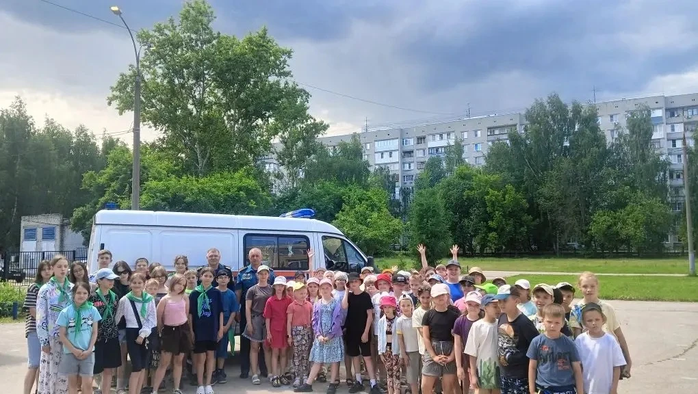 ЛЕТО БЕЗ ПРОИСШЕСТВИЙ ☀️ 

Сотрудники МЧС провели урок безопасности для ребят из пришкольного лагеря