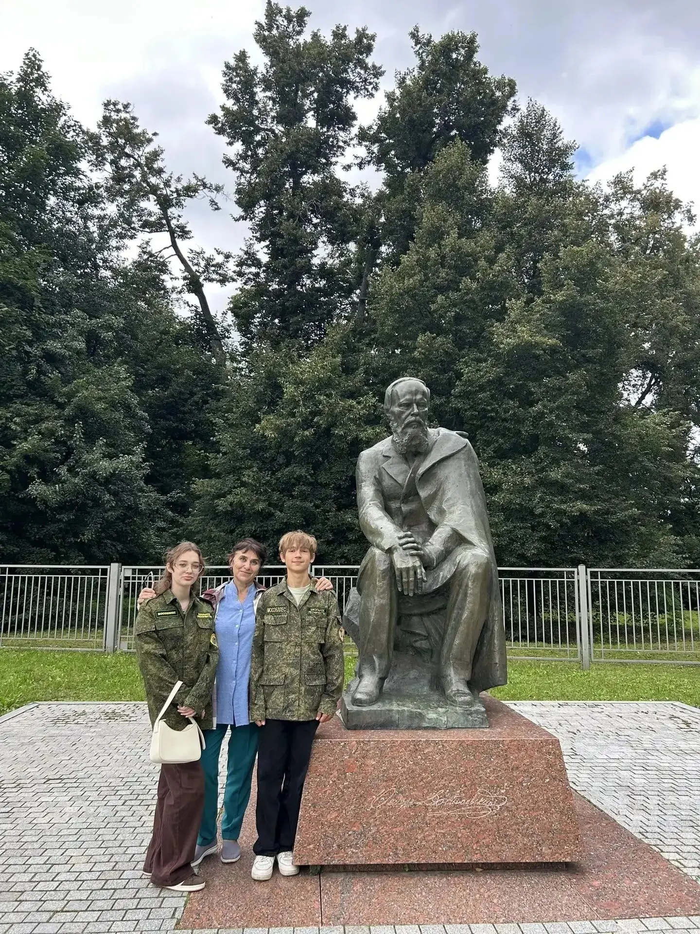 Члены школьного лесничества "Лесной дозор" Порубова Ксения и Синтяев Матвей под руковод...