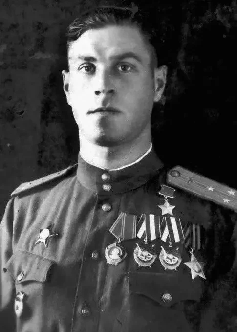 🎖️Расницов Анатолий Михайлович (1919 - 2004) – Герой Советского Союза.

За мужество, отвагу и герои