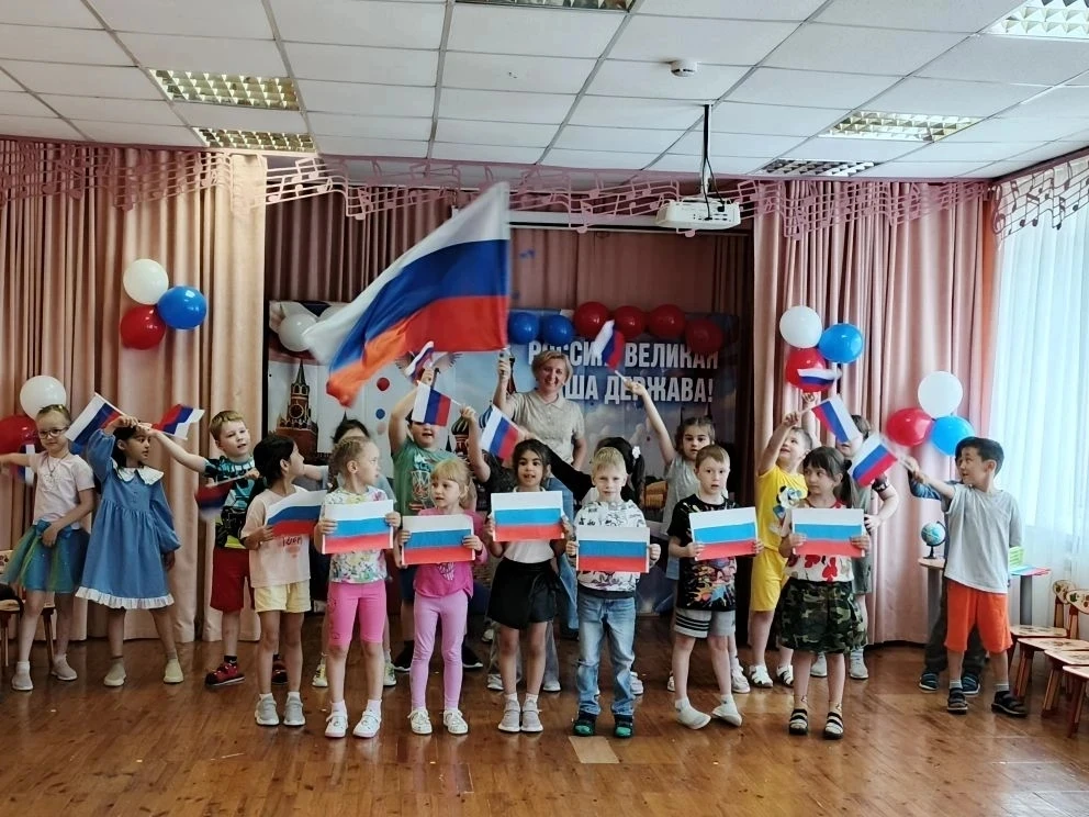 Россия! Россия! Твой праздник сегодня.
И взрослый, и детский- праздник народный!
В преддверии Дня Ро