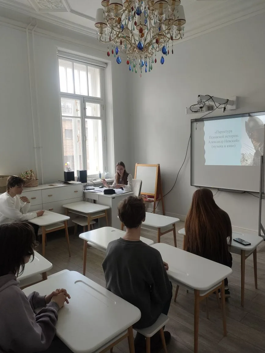 28 апреля команда 10 «А» класса приняла участие в городском краеведческом квесте "Псков через века".
