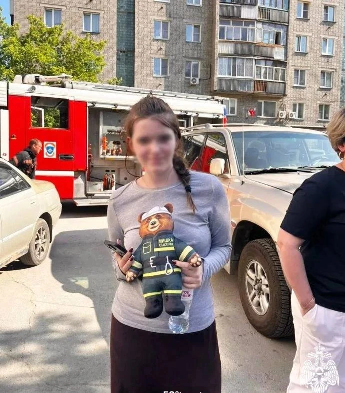 Пожарные спасли женщину из горящей квартиры и трех человек с вышележащих этажей