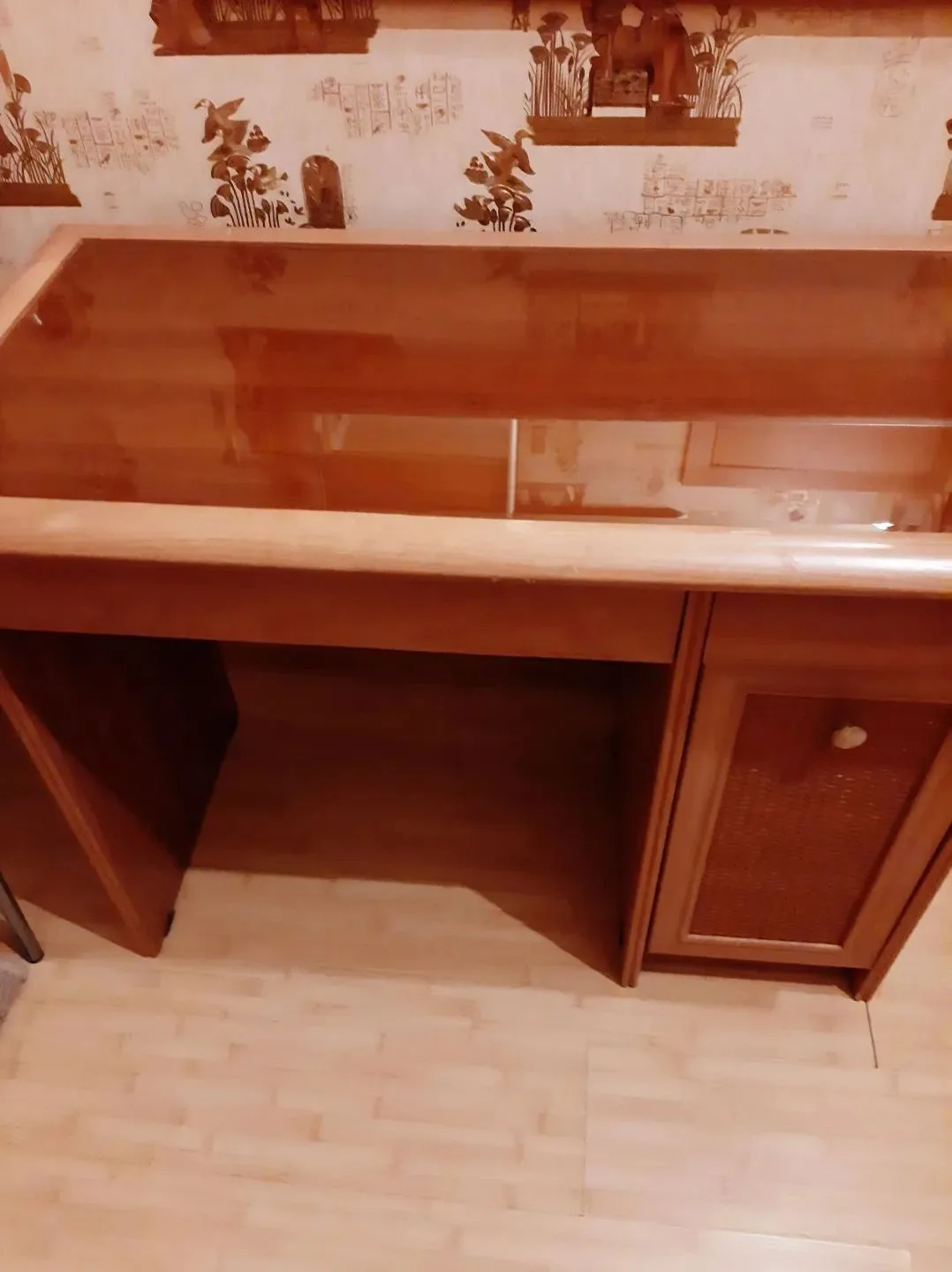 Даром отдам стол косметический, пр. Энтузиастов, дом 38 , Нина т.+79523878386