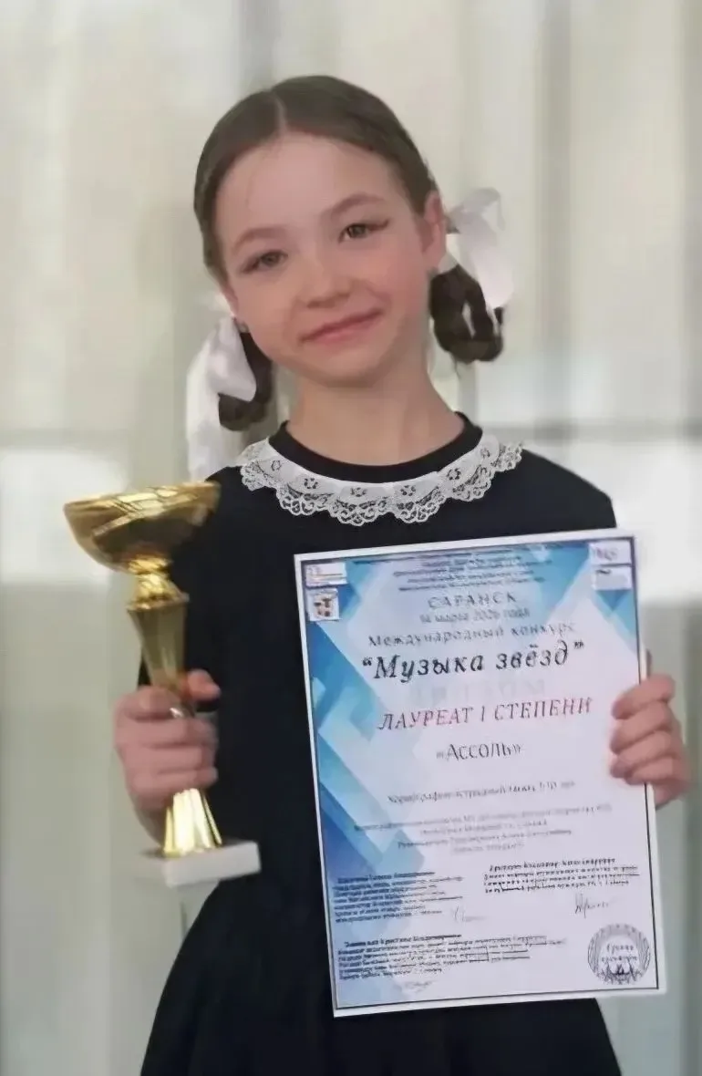 Наши звёздочки из 3Г класса блеснули на международном конкурсе «Музыка звёзд» 🎵! Конкурс проходил на