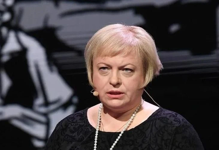 ***

Не признаю своей вины
За этот страшный век,
За то, что не пришел с войны
Чужой мне человек,

И 