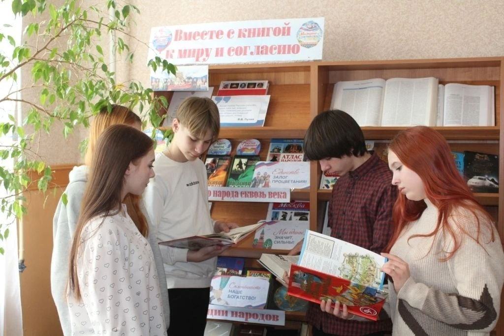 В Бутурлиновской районной библиотеке в рамках Года единства народов России действует кн...