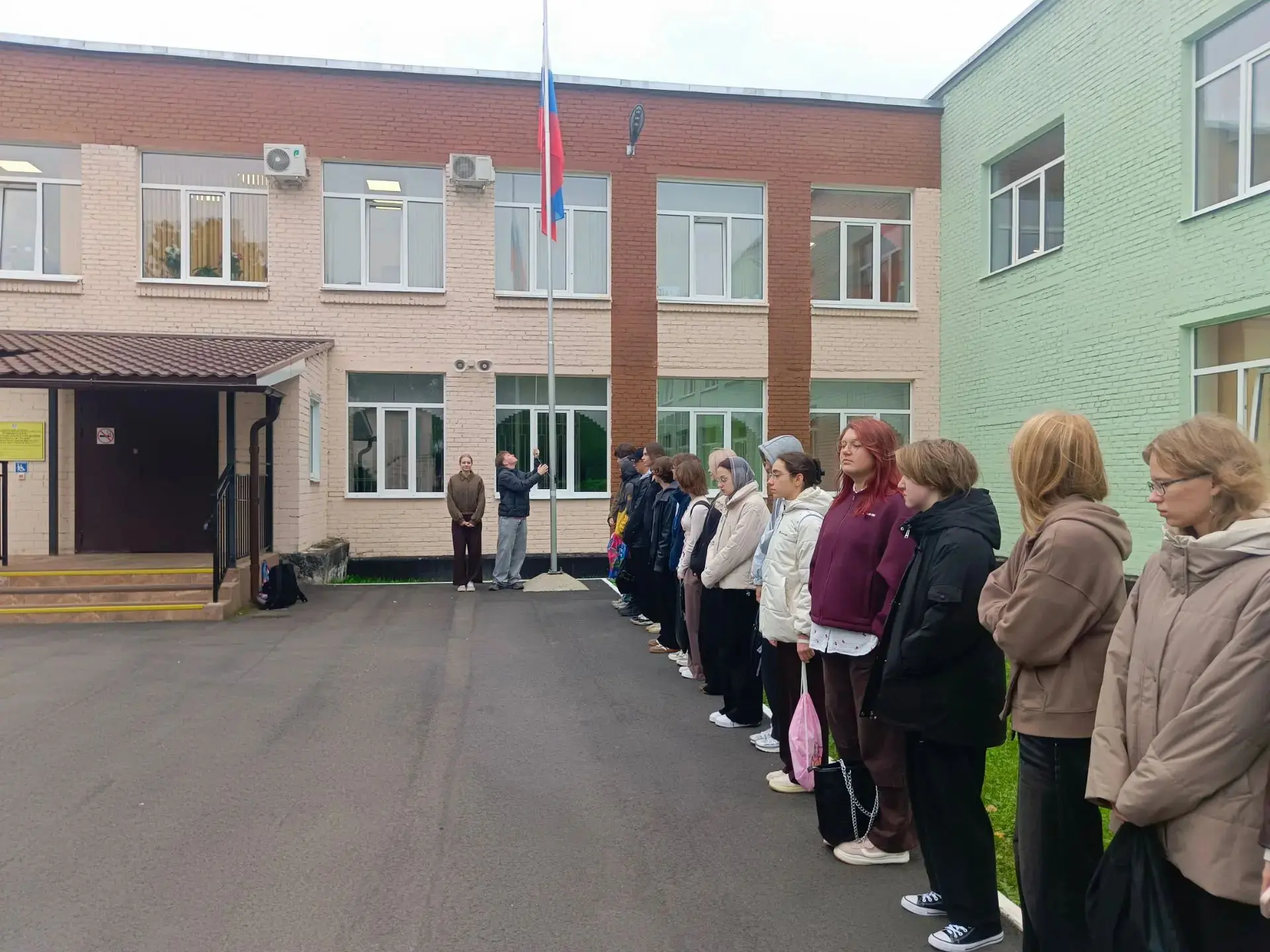 Сегодня в нашей школе прошла торжественная линейка, открывающая учебную неделю. Под гим...