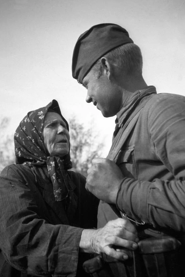 Уходили мальчики – на плeчах шинели,
