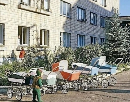 Вот кадр, который сегодня кажется почти невероятным: целая стоянка детских колясок - и ...