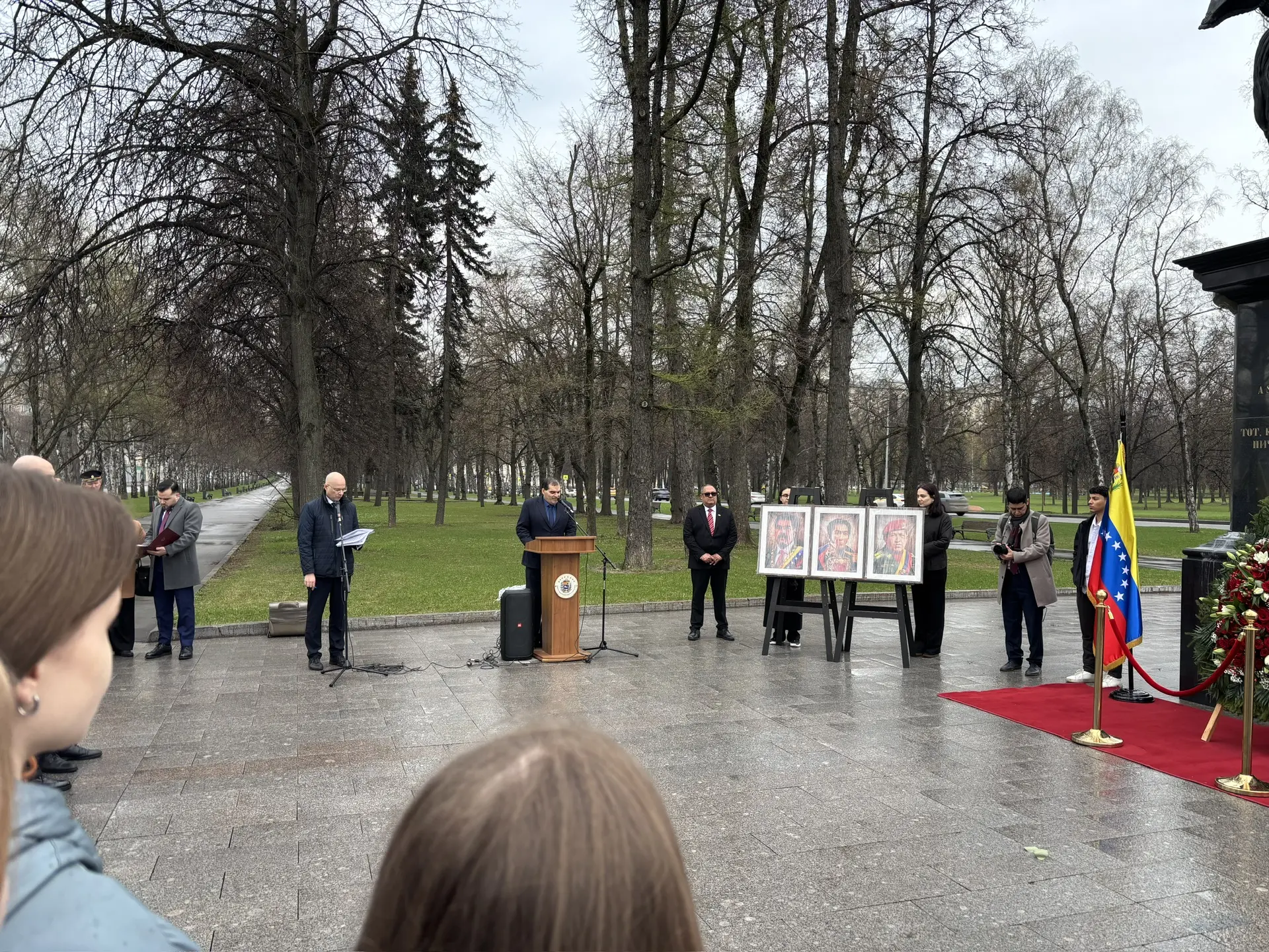🕯️ Возложение цветов к памятнику Симону Боливару  17 апреля учащиеся основного корпуса нашей школы п