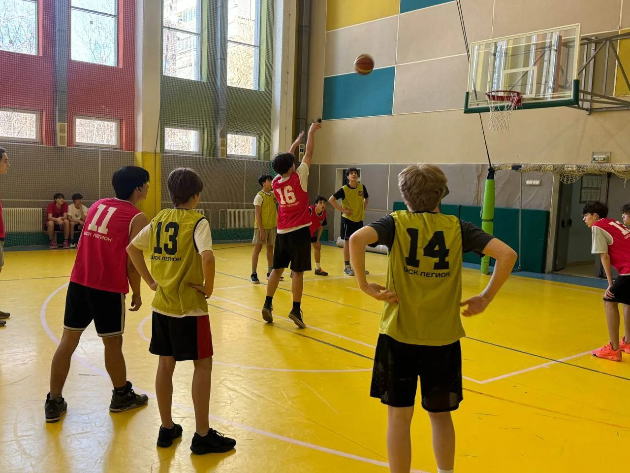 🏀 Вчера в школьном спортзале состоялось торжественное открытие турнира по баскетболу на «Кубок дирек
