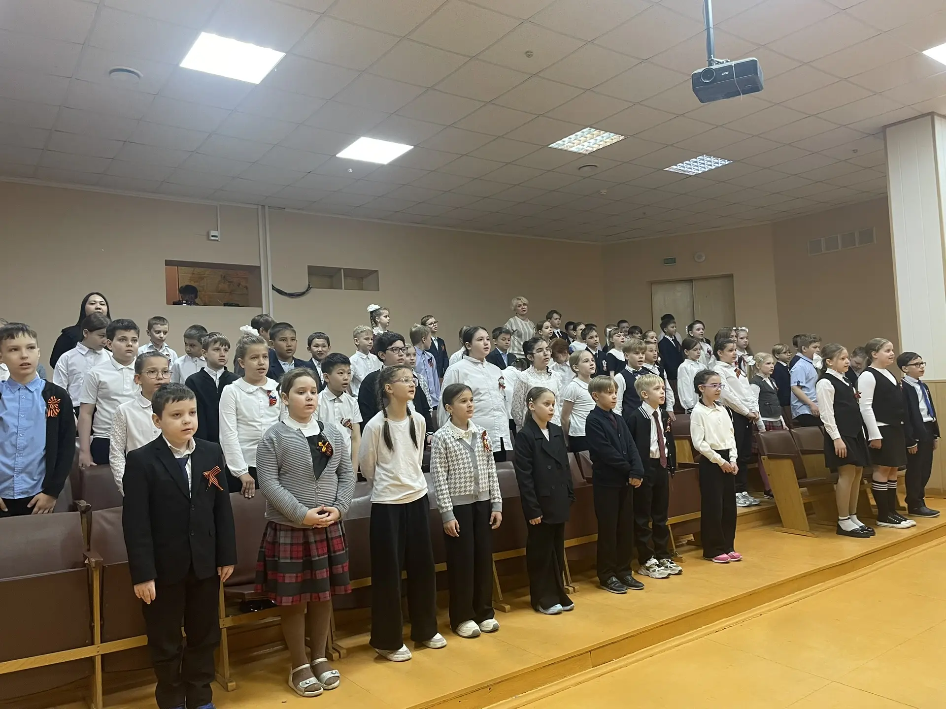 🎉 С Днём Победы! 🎉  Сегодня в нашей школе царила особенная атмосфера — мы вместе встречали 9 Мая! Пр