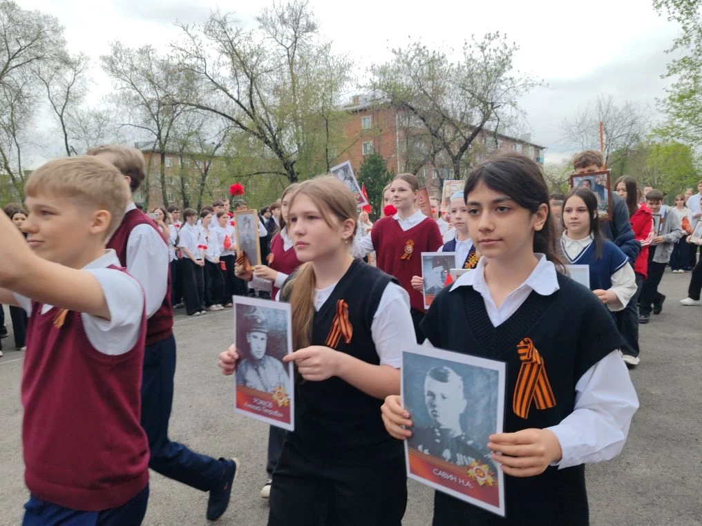 В Сердцах Наших – Вечная Память! 🕯️ Шествие Бессмертного Полка в нашей школе.  Накануне священного д