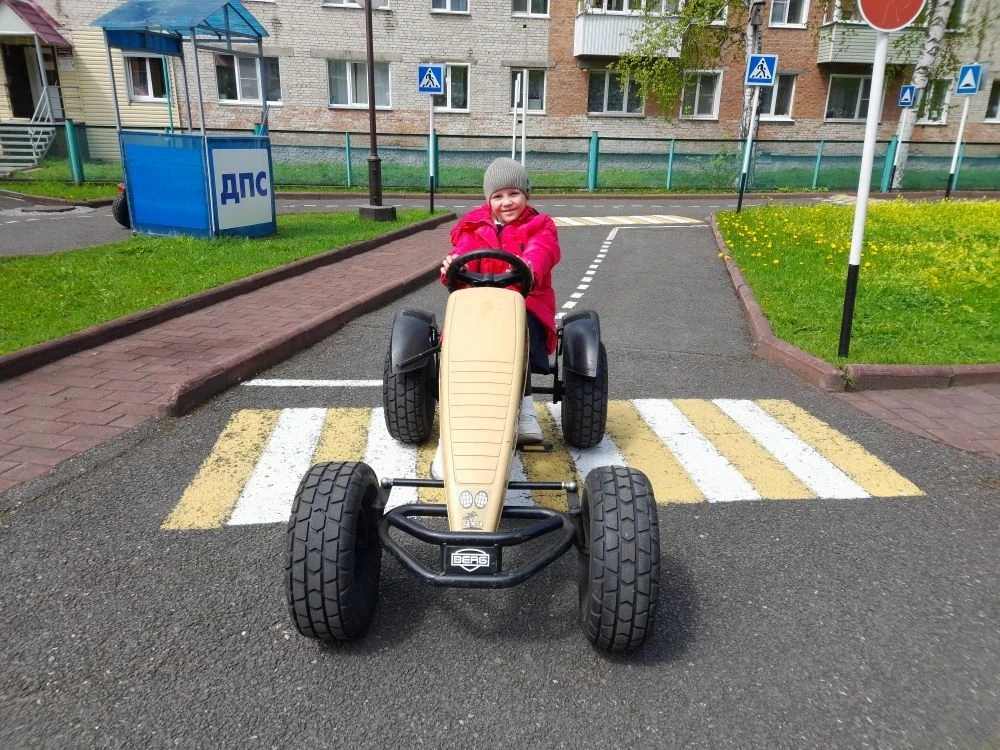 Ребята группы "Ритм" регулярно занимаются в автогородке. После увлекательной беседы "Ос...