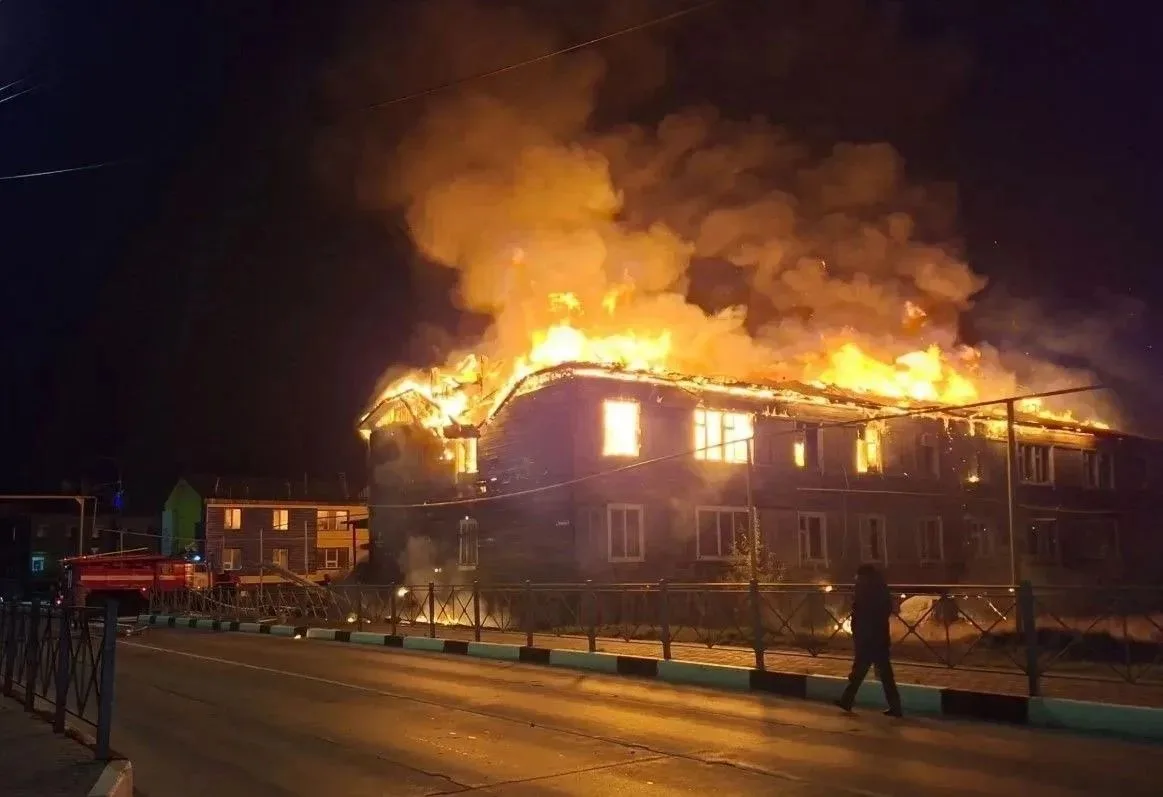 Ночью на улице Пушкина в Тазовском произошёл пожар в доме № 41. По словам главы района ...