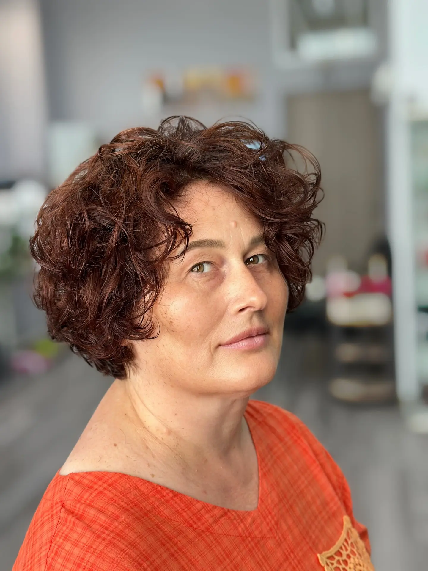Стрижка  и окрашивание на кудрявые волосы 🫶🏼
 Укладка на крем для кудрей и насадку для фена 👆🏻
В