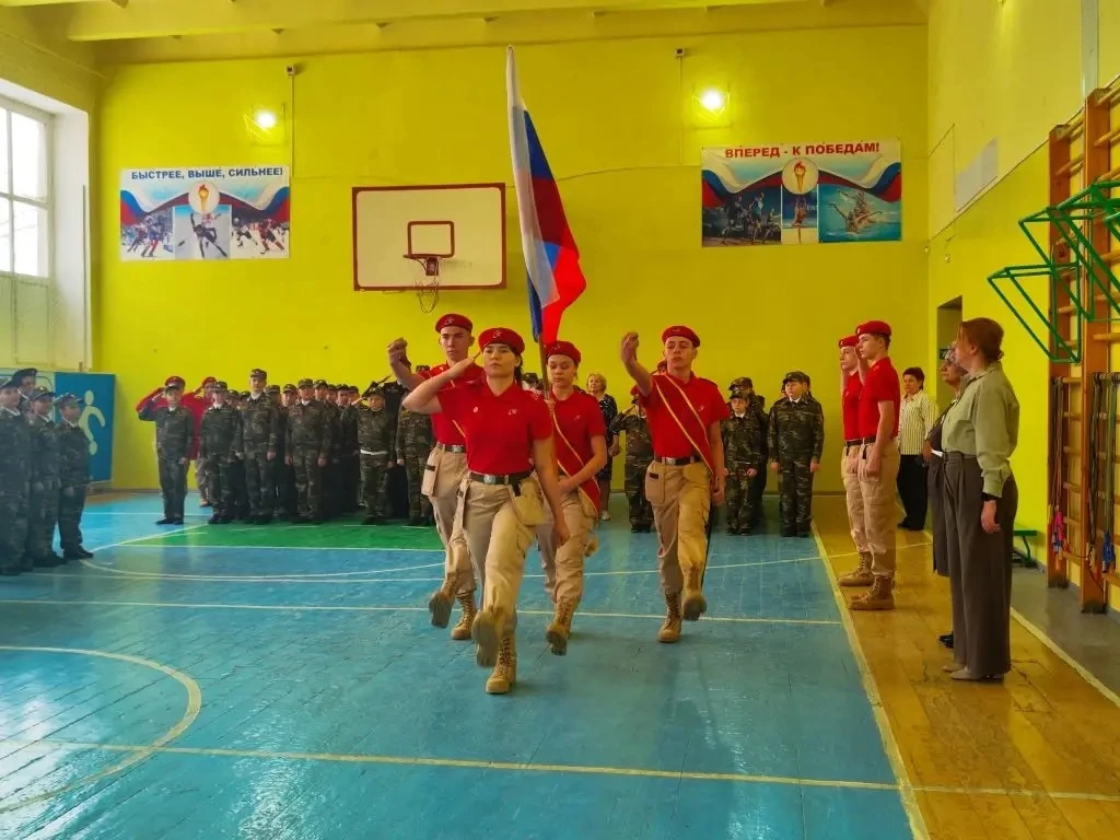 🇷🇺Новая учебная неделя в школе началась с поднятия флага и исполнения гимна.  🏀Грамотами и медалями 