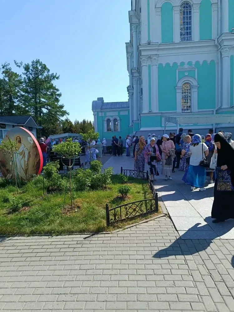 А мама передает всем поклон из дивного Дивеево 🕊️  Убранство еще пасхальное, красота неописуемая❤️ н