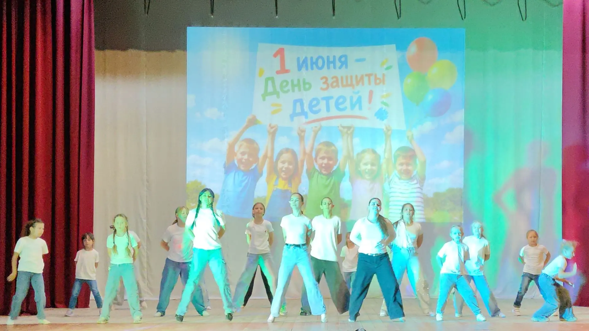На сцене МБУК "Инжавинский КДЦ" прошло мероприятие, посвященное дню защиты детей.