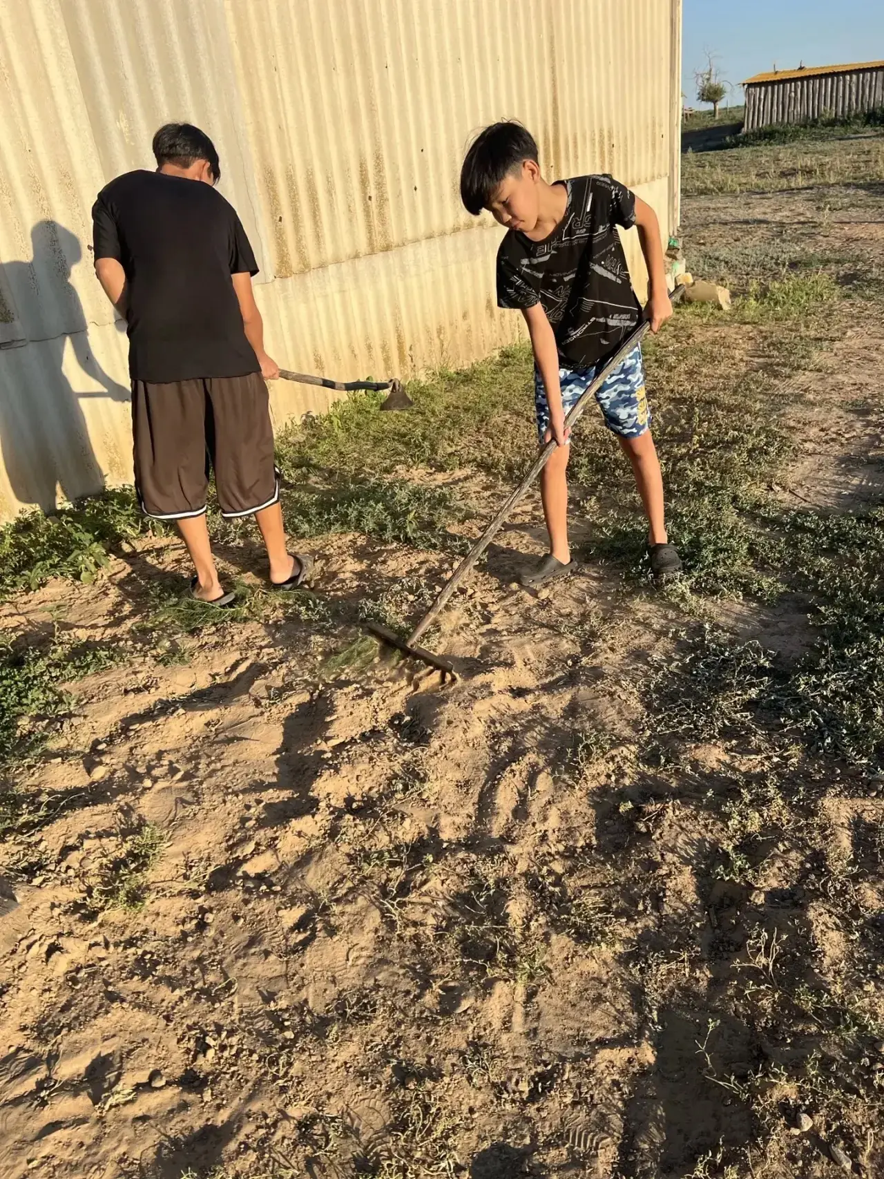 🌳 Семейный субботник: "Зеленый патруль"! 🌳
Ребята с п. Красный приняли участие в семейном субботни