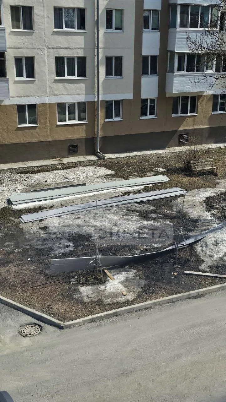 🌪Сильный ветер сорвал кровлю в Дальнем и разметал металлические листы во дворе Южно-Сахалинска  Стро