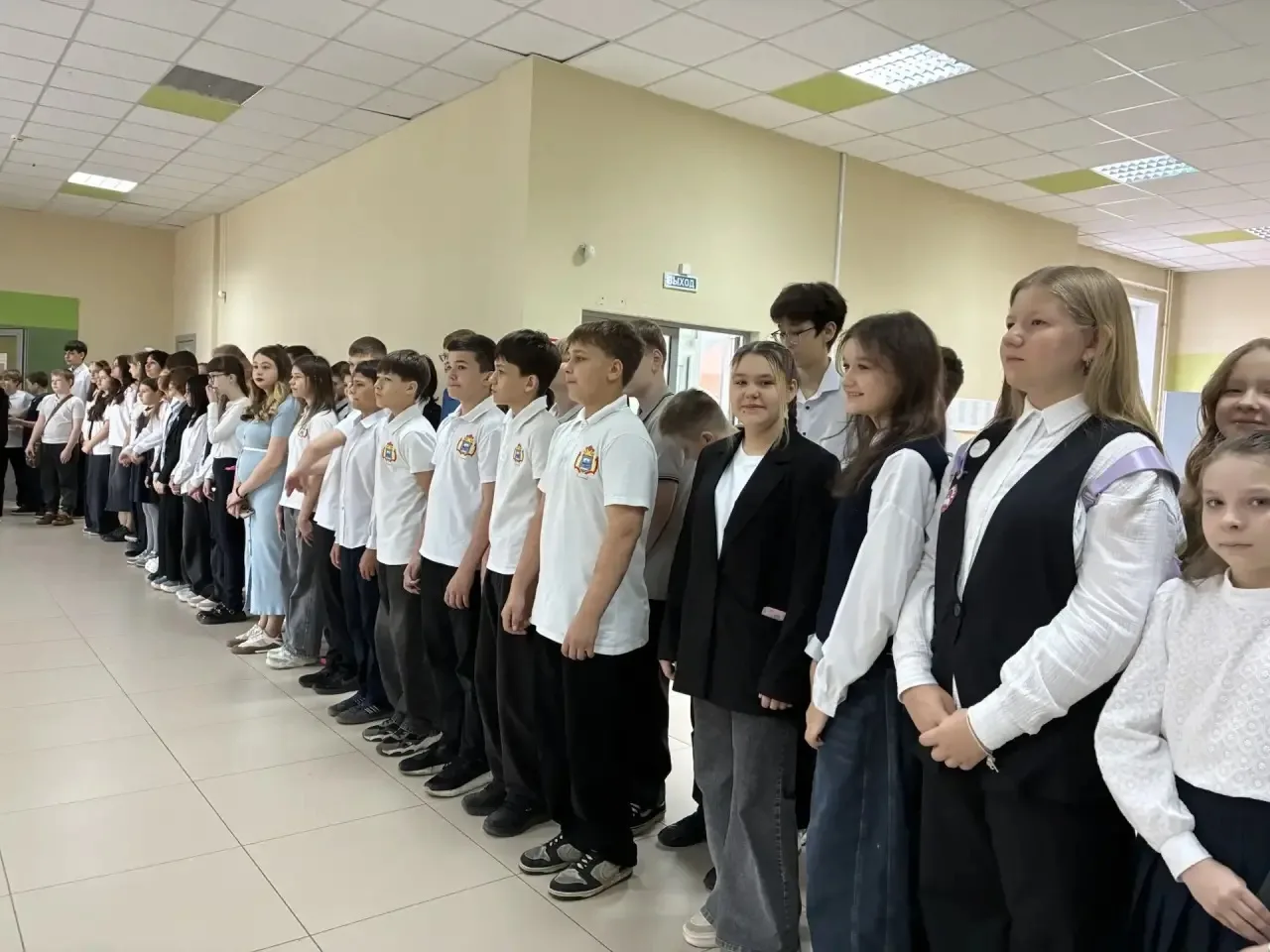 📢 В нашей школе прошли торжественные линейки, посвященные завершению учебного года!  Вот и пролетел 