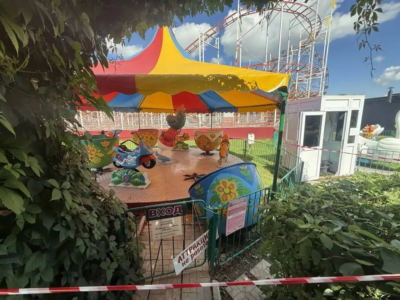 Двое детей пострадали на аттракционе в Барнауле.