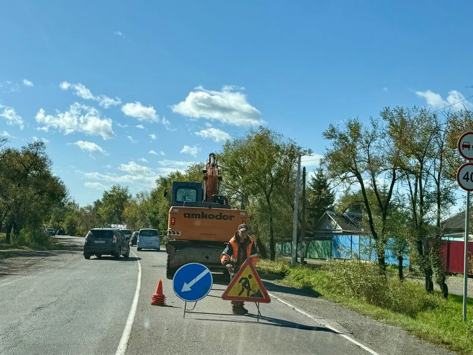 Расчистка кюветов на ул. Ленинская в селе Михайловка
