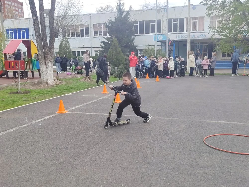 🛴НЕДЕЛЯ ФИЗИЧЕСКОЙ КУЛЬТУРЫ.💪 ПОЛОСА ПРЕПЯТСТВИЙ НА САМОКАТАХ 🛴   👉 14 апреля 2026 года в МАОУ «Школ