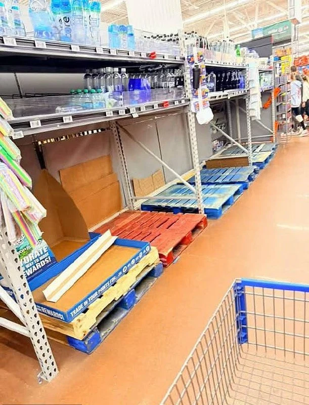 Американцы опустошают полки магазинов из-за угрозы урагана, — СМИ.