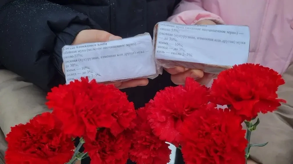 Чтобы помнили. Чтобы ценили.  27 января — активисты нашего отряда ЮИД «Пешеходики» провели для младш