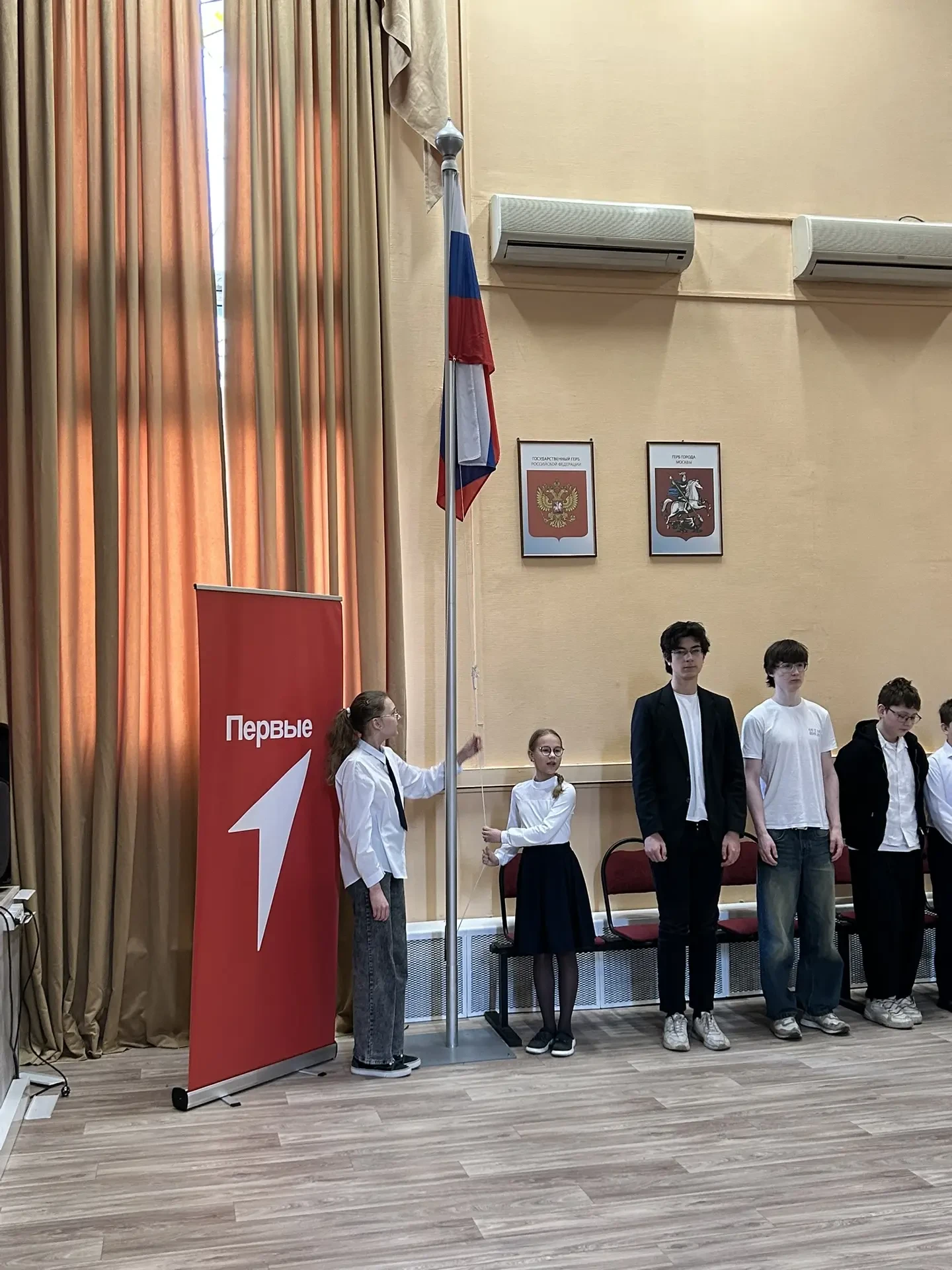 🔥 Утро понедельника началось с традиционной Церемонии поднятия Государственного флага РФ!  После лин