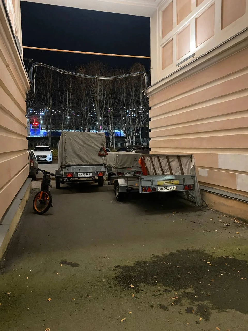 Лайф хак как сделать из пешеходной арки крытый паркинг. Селяне рулят.— @krasnoeznamay.