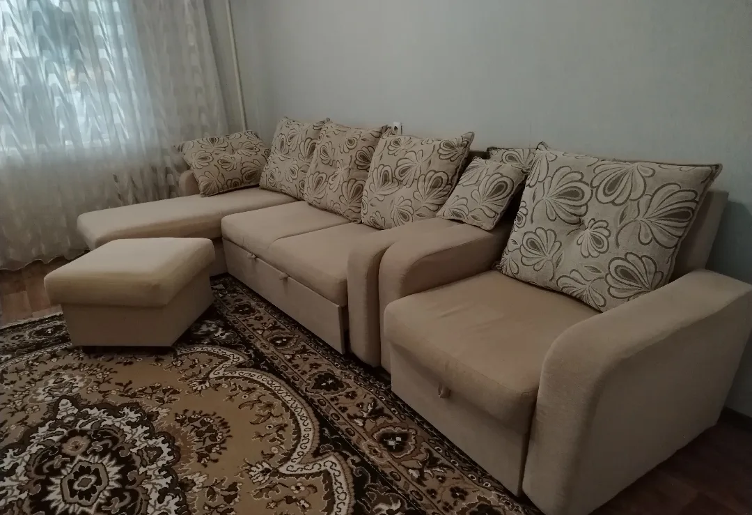 Продам м/м, б/у в хорошем состоянии. Ящики для хранения в углу, кресле и пуфе. Цена 25 тр. Реальному