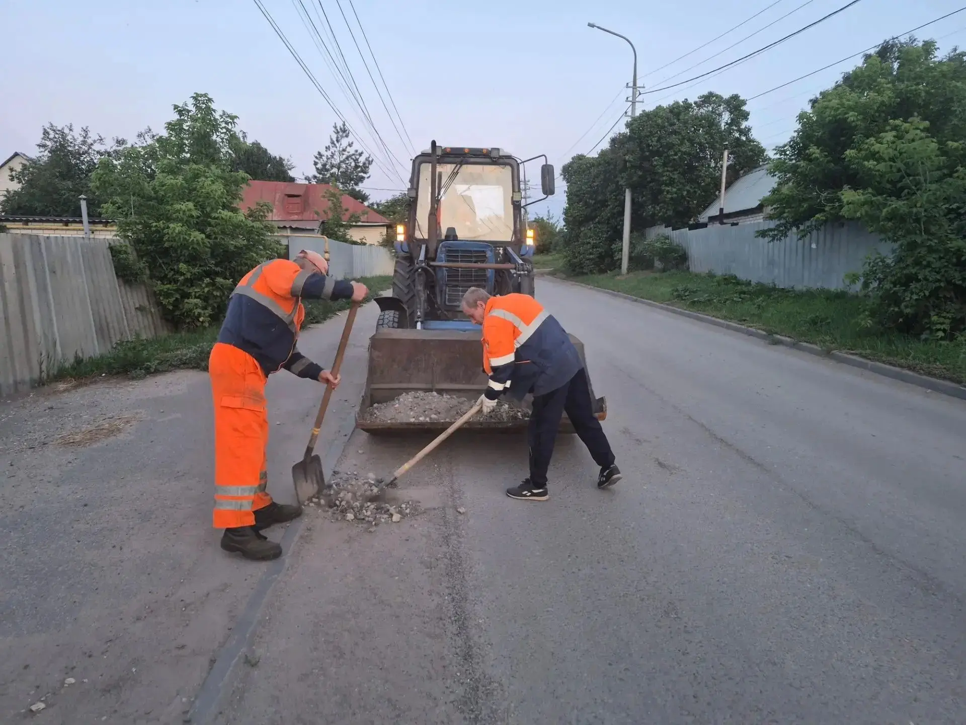 Силами МБУ "Дорстрой" в оперативном порядке продолжаются мероприятия по устранению последствий непог