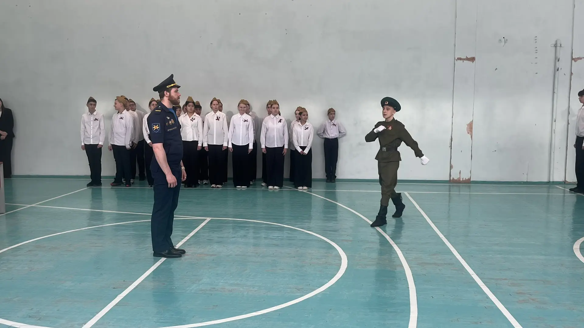 🎖 Смотр строя и песни в нашей школе!  В нашей школе состоялся традиционный Смотр строя и песни, в ко